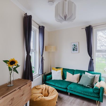 Modern Cosy Corner Flat 3 Bed And Loft Sleep 7 People Apartment London Bagian luar foto