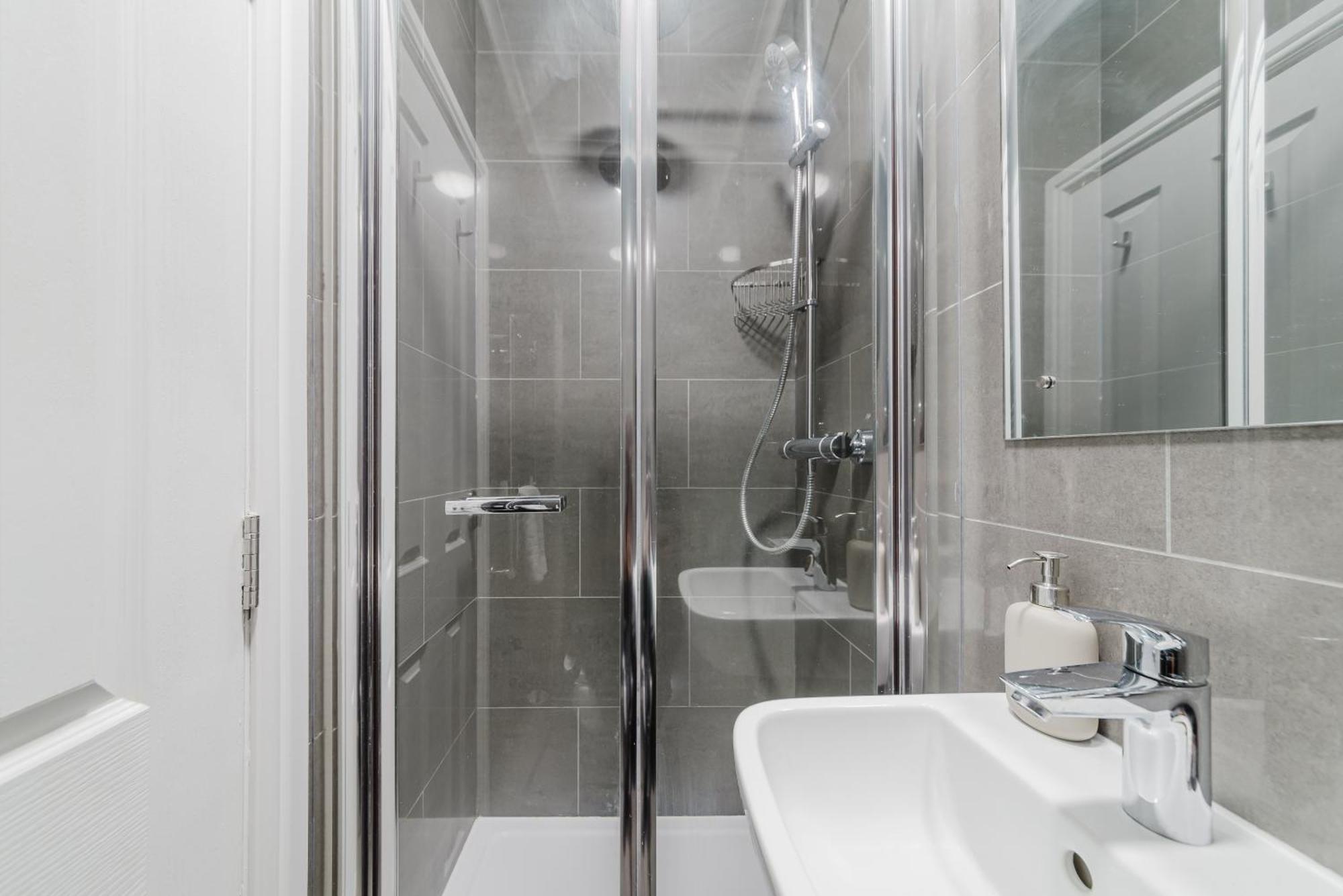 Modern Cosy Corner Flat 3 Bed And Loft Sleep 7 People Apartment London Bagian luar foto
