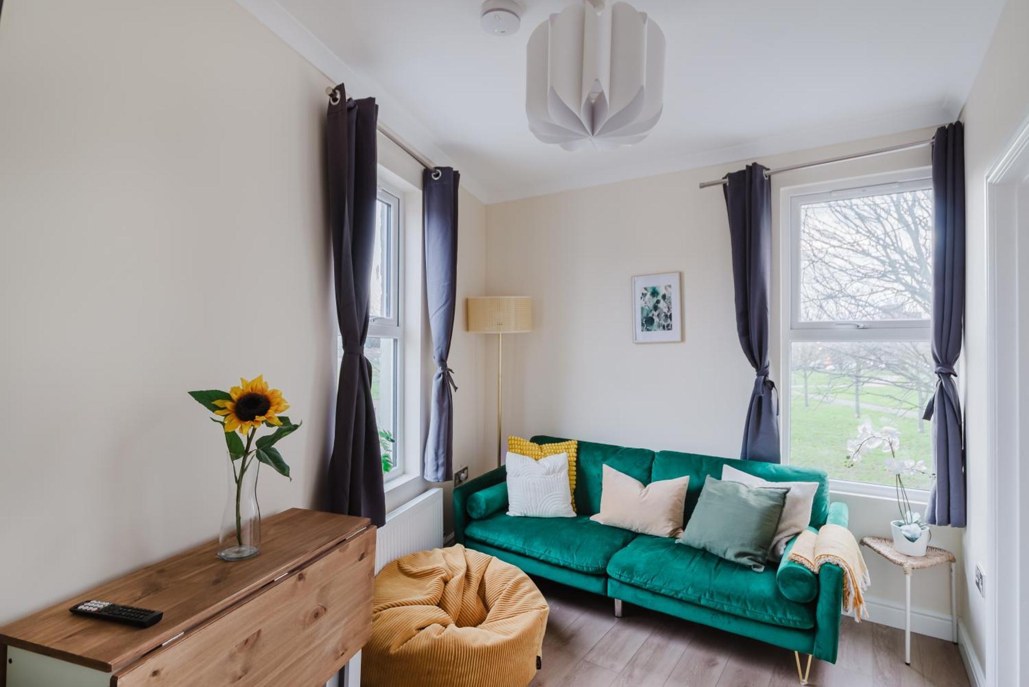 Modern Cosy Corner Flat 3 Bed And Loft Sleep 7 People Apartment London Bagian luar foto