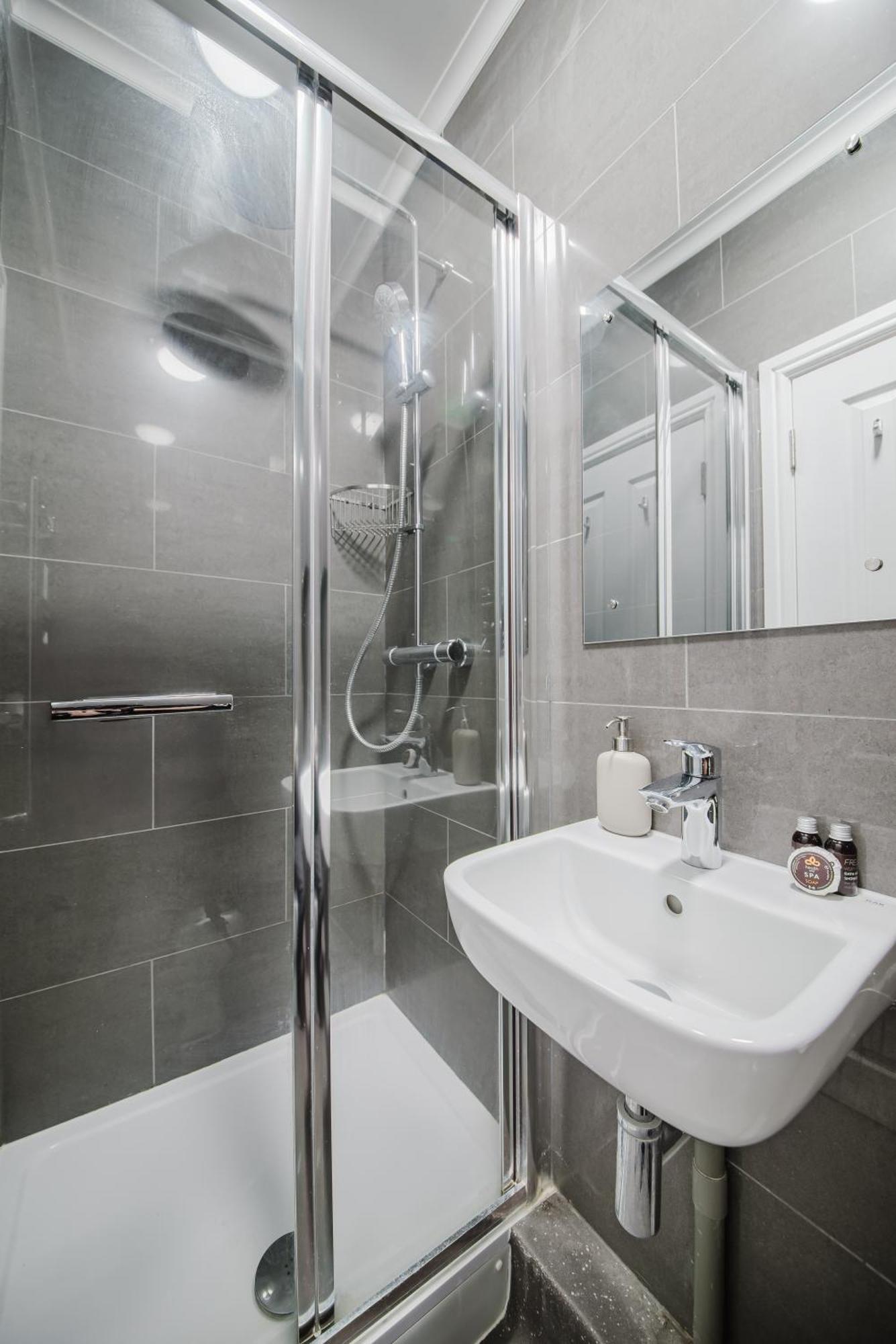 Modern Cosy Corner Flat 3 Bed And Loft Sleep 7 People Apartment London Bagian luar foto