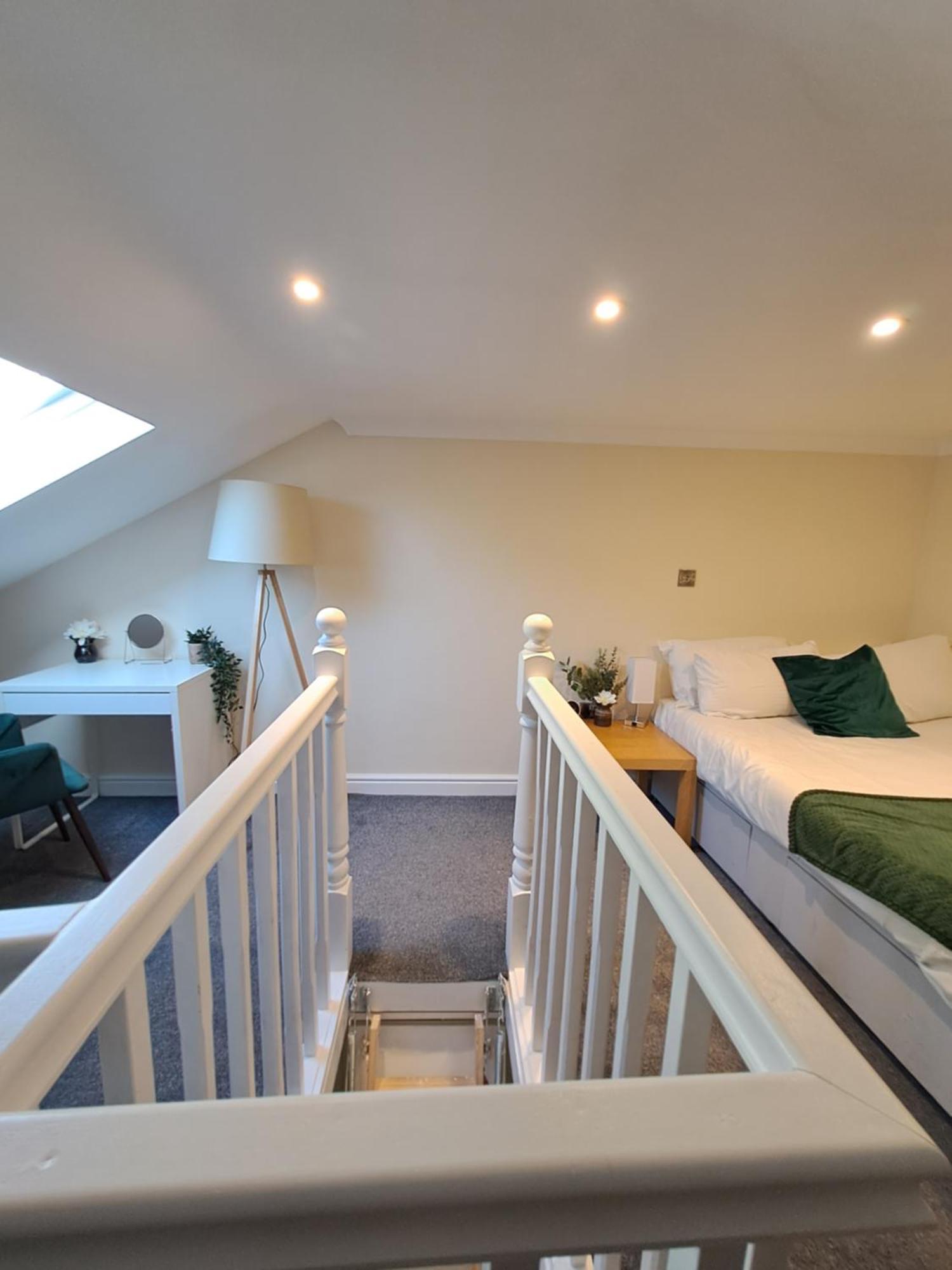 Modern Cosy Corner Flat 3 Bed And Loft Sleep 7 People Apartment London Bagian luar foto